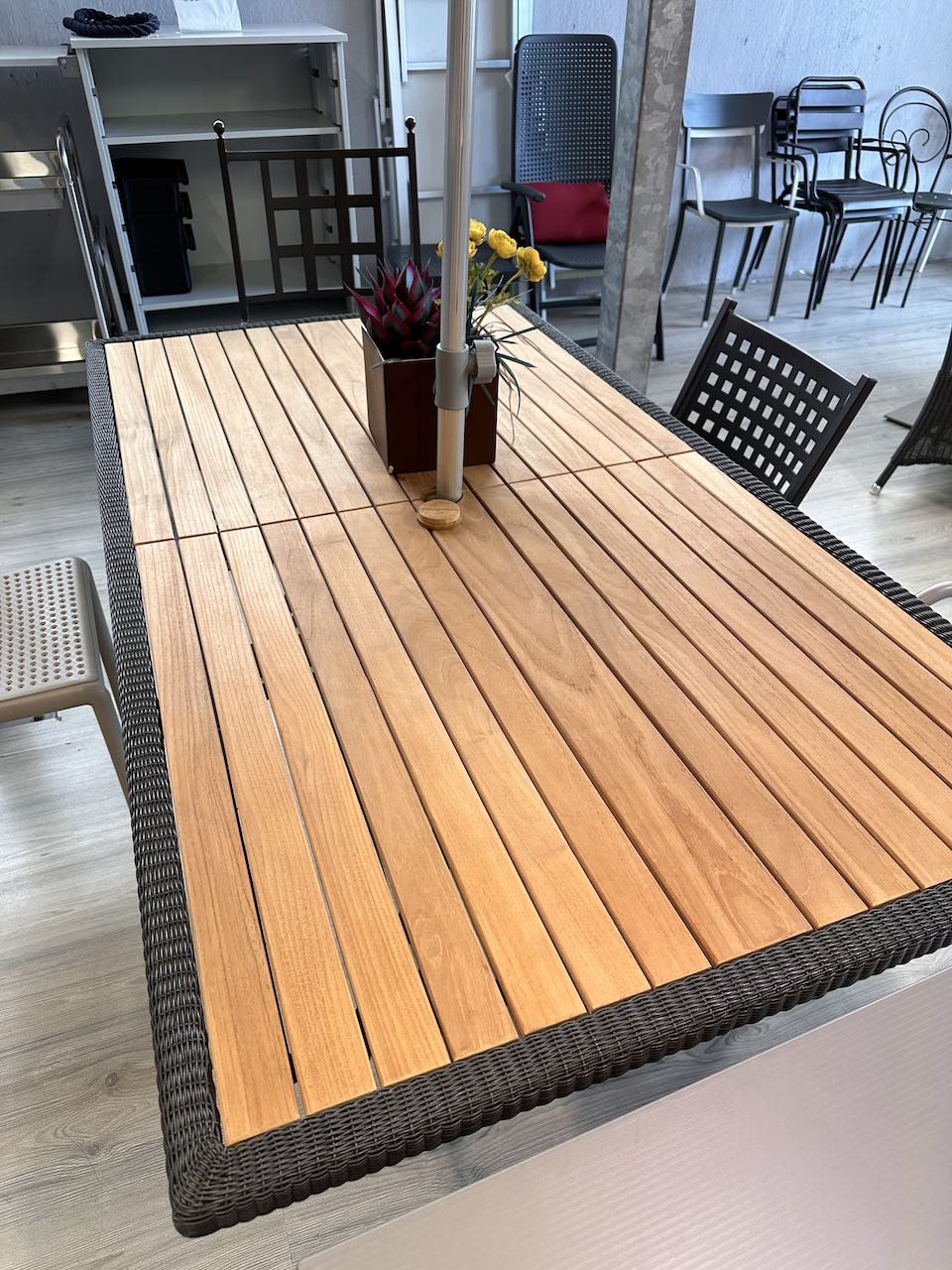 TAVOLO 180X100CM  LEGNO TEAK CON BORDO IN HULARO MARRONE SCURO